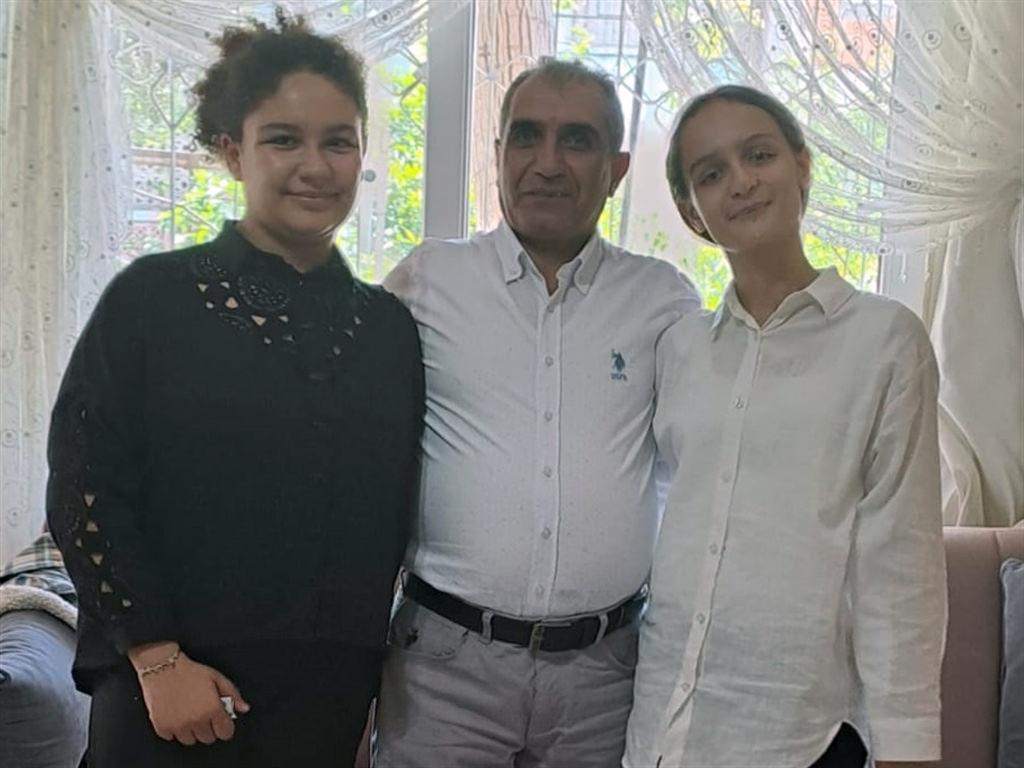 Mersin'de kazada ölen Kübra Güney (solda) ile Büşra Güney (sağda), babaları Mahmut Güney ile.
