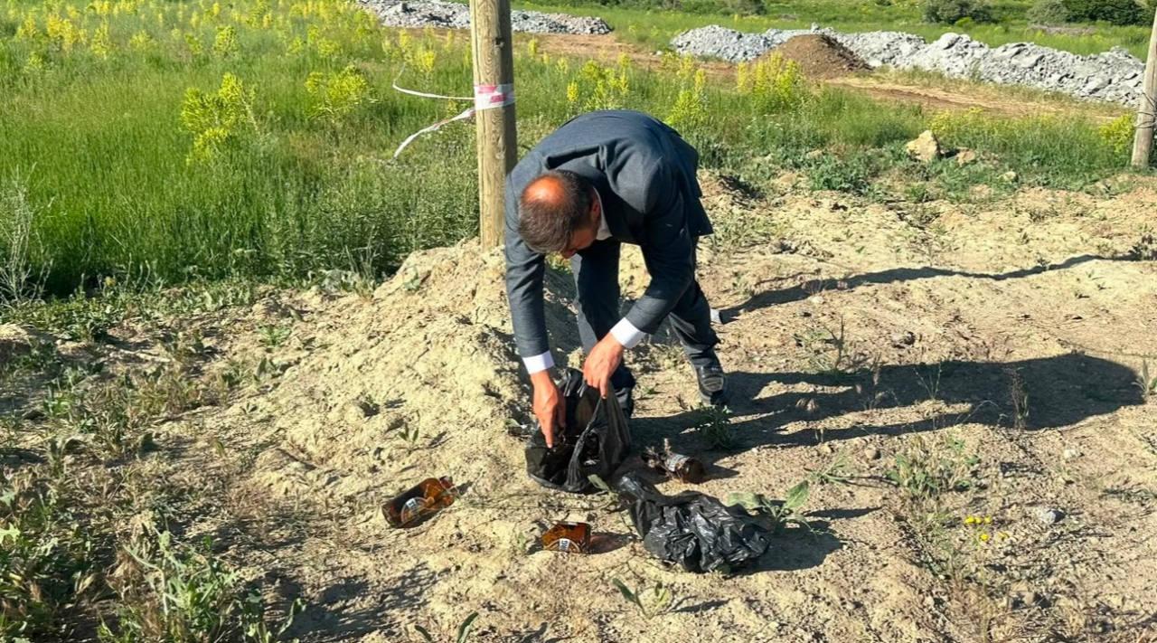 Yol kenarına atılan bira şişeleri köylüyü isyan ettirdi.