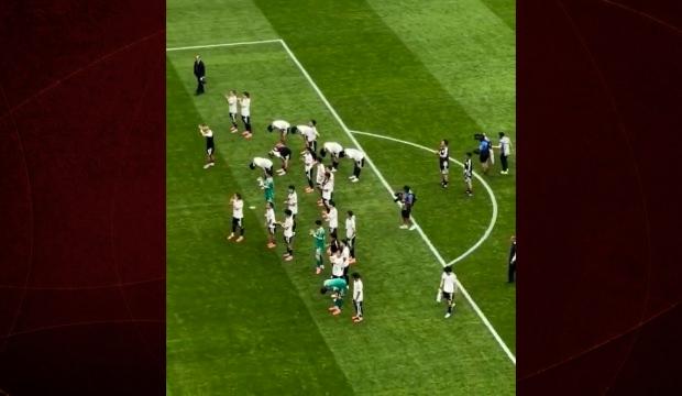 Son dakika gol&uuml;yle elenen Japon futbolcular taraftarların &ouml;n&uuml;nde eğilerek &ouml;z&uuml;r diledi