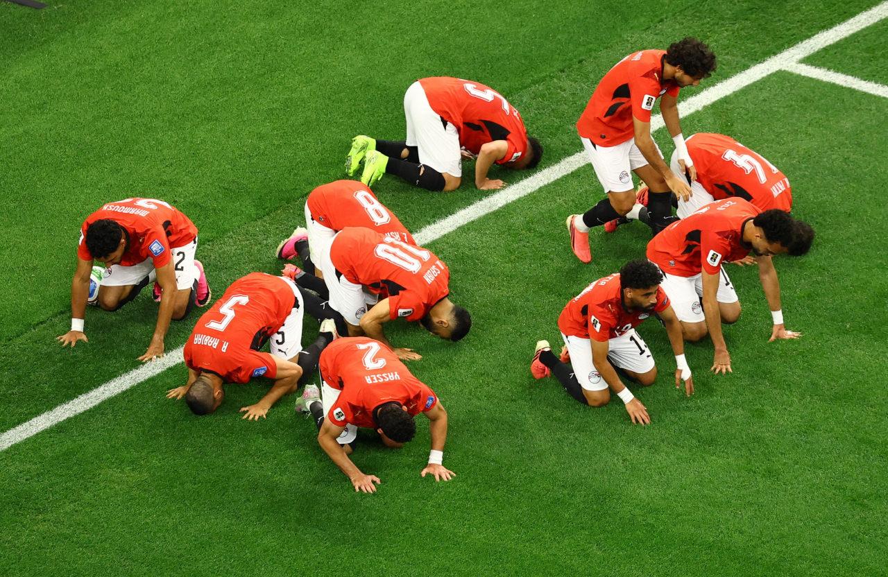 Mısırlı futbolculardan şükür secdesi
