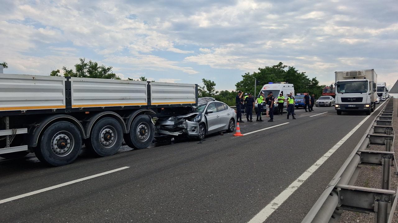 Karabük'te tıra çarpan otomobildeki 1 kişi öldü, 8 kişi yaralandı.