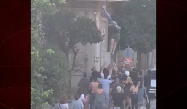 Alevlerden ka&ccedil;an yaşlı kadını mahalleli havada yakaladı!