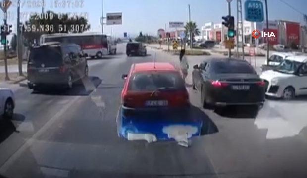 Antalya'da emniyet şeridinden gelip gen&ccedil; kıza &ccedil;arptı, o anlar ara&ccedil; kamerasında