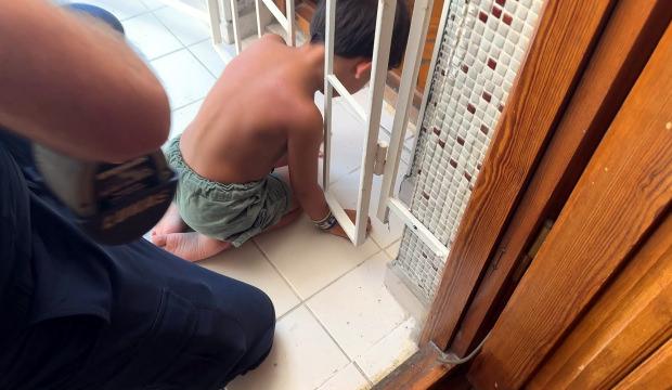 Avcılar&rsquo;da başı demir kapıya sıkışan &ccedil;ocuğu itfaiye kurtardı