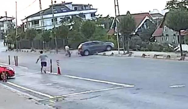 Avcılar'da fren yerine gaza bastı; boş araziye u&ccedil;tu
