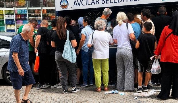 Vatandaşlar &ccedil;&ouml;pe atılan cep telefonu kılıflarını almak i&ccedil;in sıraya girdi