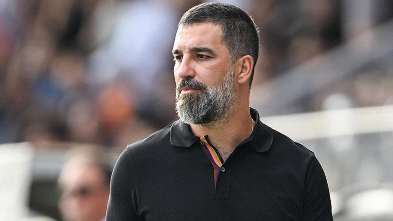 Arda Turan bir televizyon programında açıklamalarda bulunuyor.