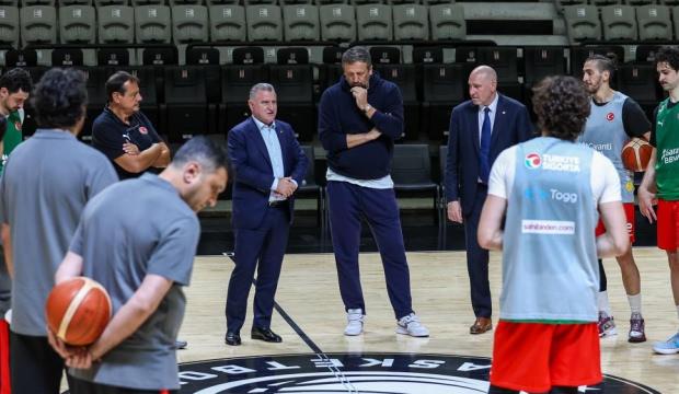 Bakan Bak, A Milli Basketbol Takımı'nın antrenmanını takip etti