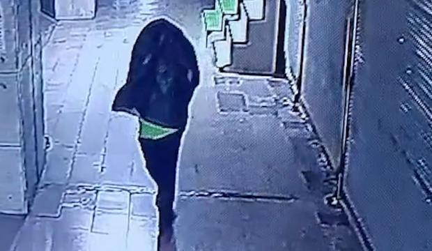 &Ccedil;&ouml;p poşeti ile y&uuml;z&uuml;n&uuml; saklayıp, &ccedil;ay ocağını yaktı; o anlar kamerada