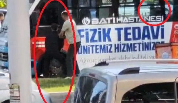 Diyarbakır'da motokuryeden minib&uuml;se kasklı saldırı kamerada