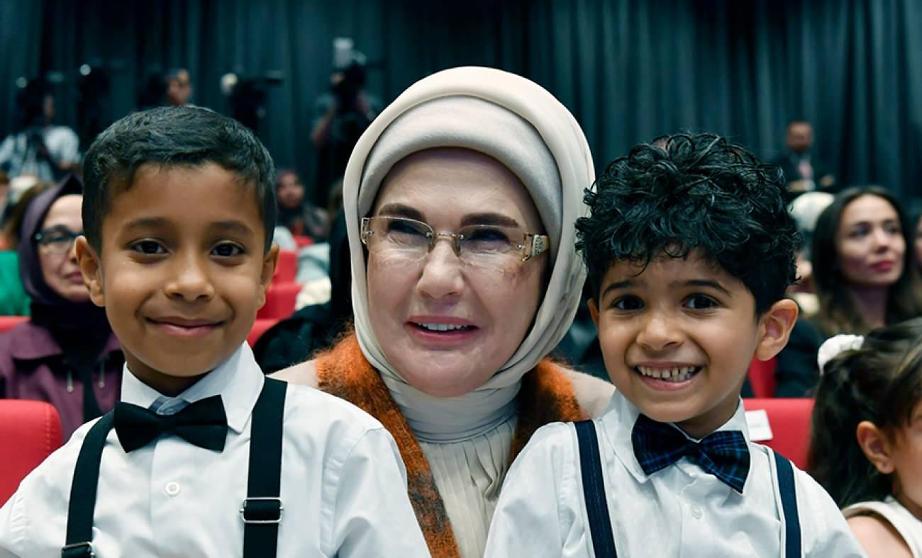 Emine Erdoğan'dan 'koruyucu aile vurgusu'
