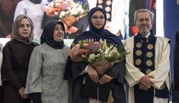 Enkazdan 248'inci saatte kurtarılan Aleyna, &uuml;niversiteden mezun oldu