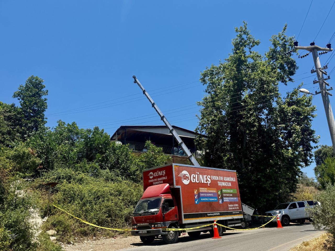 Antalya'da eşya taşırken elektrik akımına kapılan 2 kişi öldü.