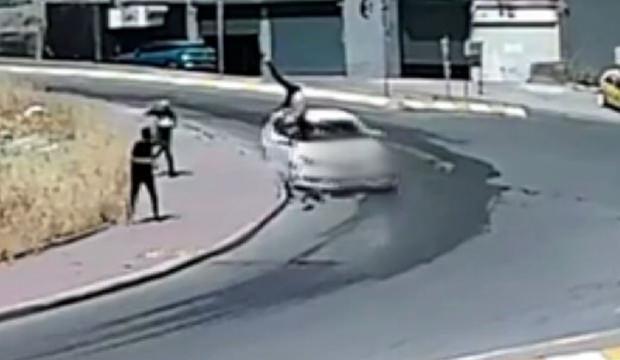 Esenyurt'ta, ters y&ouml;nde giden scooter s&uuml;r&uuml;c&uuml;s&uuml;ne araba &ccedil;arptı