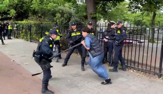 Hollanda polisi Fas'a elenmenin acısını Fas taraftarından &ccedil;ıkardı