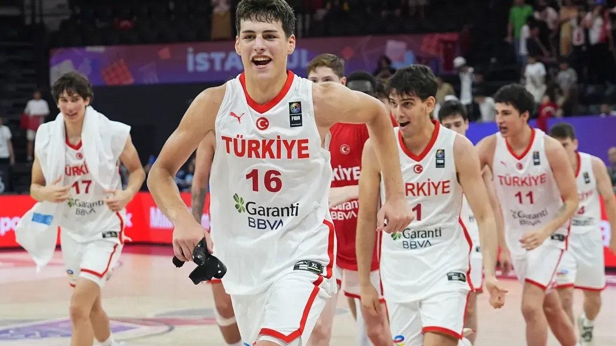 Türkiye U17 Basketbol Milli Takımı Fransa karşısında parkede