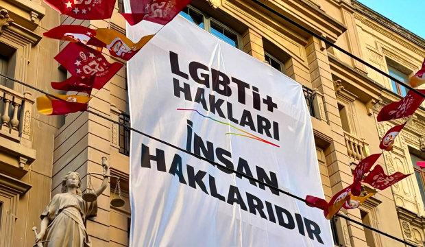 İstanbul Barosu Beyoğlu'ndaki binasına LGBT pankartı astı