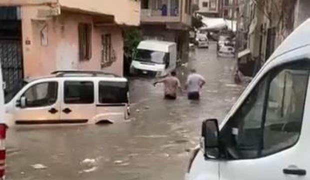 İstanbul sağanak yağmur: Caddeler su i&ccedil;inde kaldı, trafik durdu!