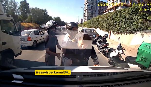 İstanbul'da trafik ter&ouml;r&uuml;: Motorcu s&uuml;r&uuml;c&uuml;n&uuml;n &uuml;zerine y&uuml;r&uuml;y&uuml;p araca saldırdı!