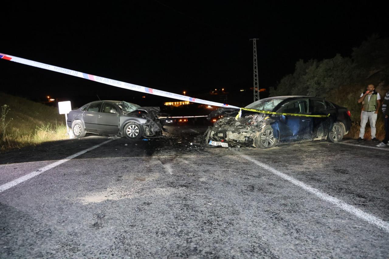 Kaza yerinde kafa kafaya çarpışan otomobiller.