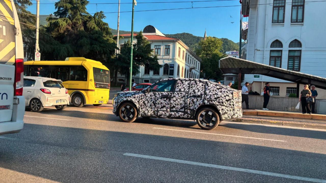 Fiat’ın yeni nesil modeli olduğu değerlendirilen kamuflajlı prototip, Türkiye’deki yol testleri sırasında görüntülendi.