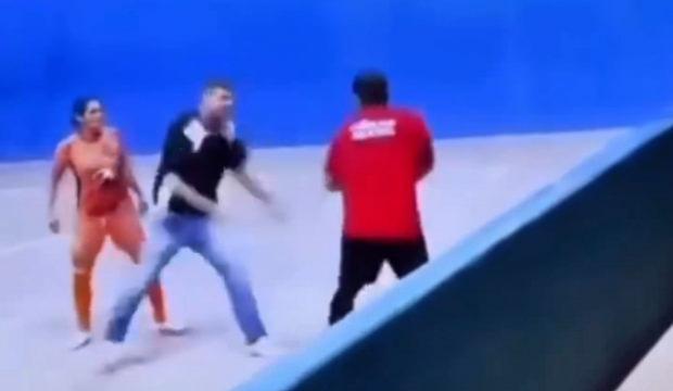 Brezilya'da kadın futbolcu sarı kart g&ouml;steren hakeme tekme tokat saldırdı