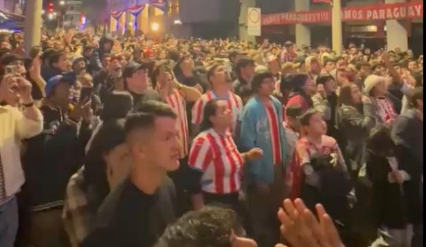 Paraguay halkı sokaklara d&ouml;k&uuml;ld&uuml;! Tarihi zafer sonrası &ccedil;ılgına d&ouml;nd&uuml;ler