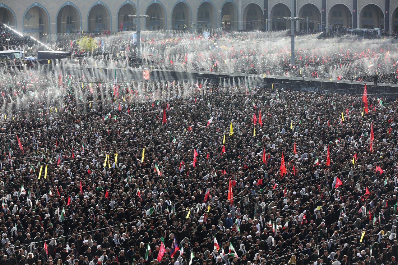 ABD-İsrail saldırılarında hayatını kaybeden İran'ın eski lideri Ali Hamaney ve aile bireyleri için İran'ın başkenti Tahran'daki İmam Humeyni Musalla Camisi'ndeki cenaze töreninden bir kare.