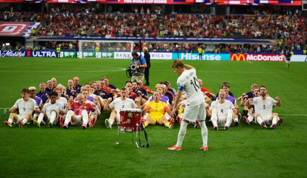 Galibiyeti b&ouml;yle kutladılar! T&uuml;m stadyum futbolcuları izledi