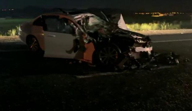 Trakt&ouml;re &ccedil;arpan l&uuml;ksa ra&ccedil; hurda yığınına d&ouml;nd&uuml;