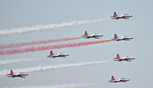 T&uuml;rk Yıldızları'nın Bel&ccedil;ika'daki g&ouml;sterisi b&uuml;y&uuml;k ilgi g&ouml;rd&uuml;