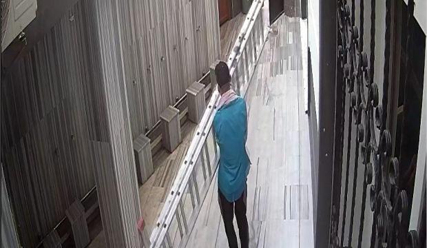 Tuvalet bahanesiyle girdiği restorandan cep telefonu, camiden seyyar merdiven &ccedil;aldı