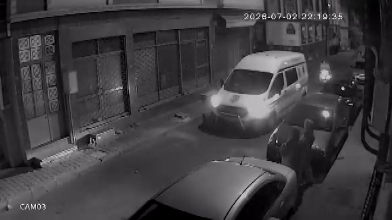 Bayrampaşa'da binanın 3'üncü katından başına beton parçası düşen kadın öldü.