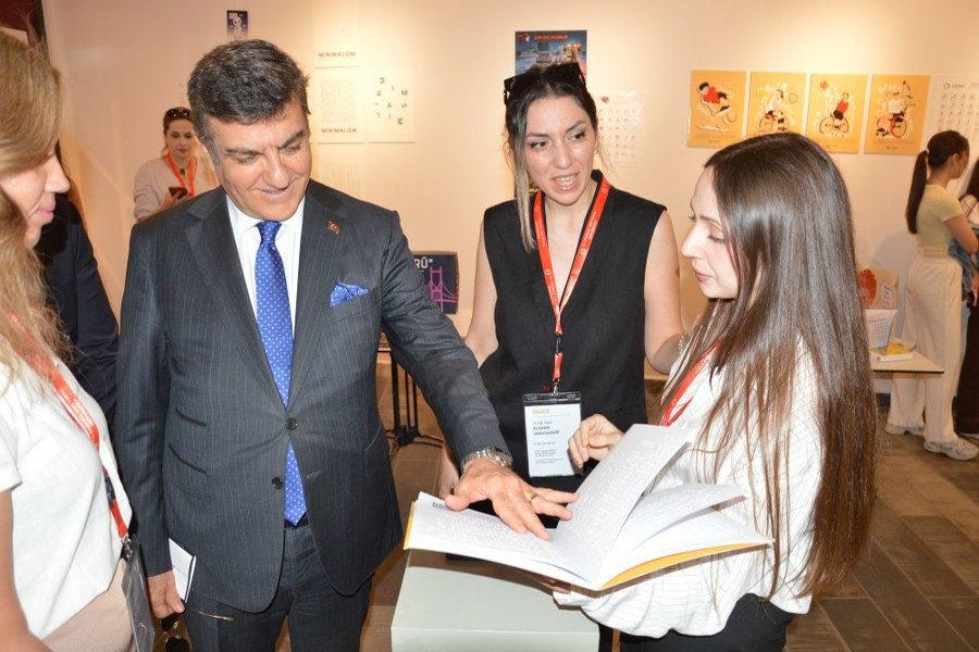 İstanbul Yeni Yüzyıl Üniversitesi’nde TRACE - Grafik Tasarım Bitirme Projesi Sergisi açıldı.