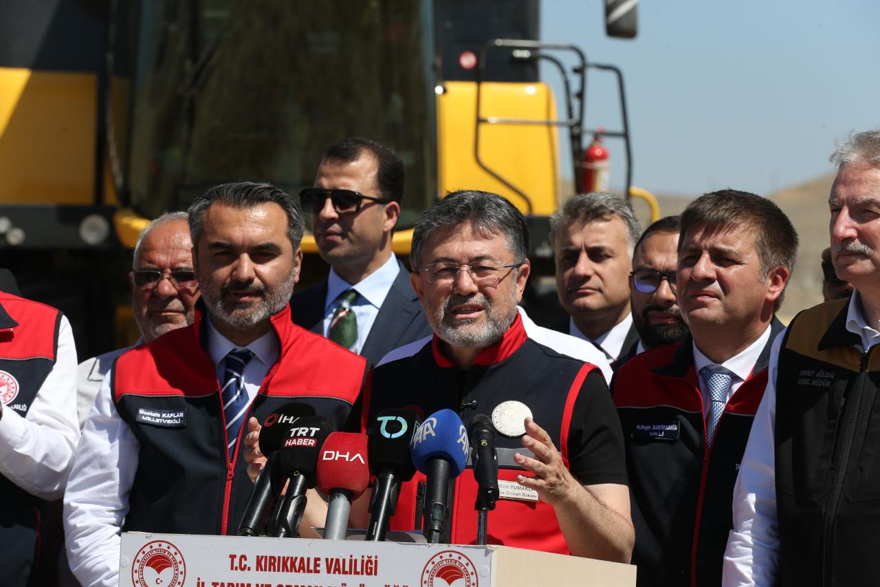 Tarım ve Orman Bakanı İbrahim Yumaklı hasat alanında incelemelerde bulunuyor