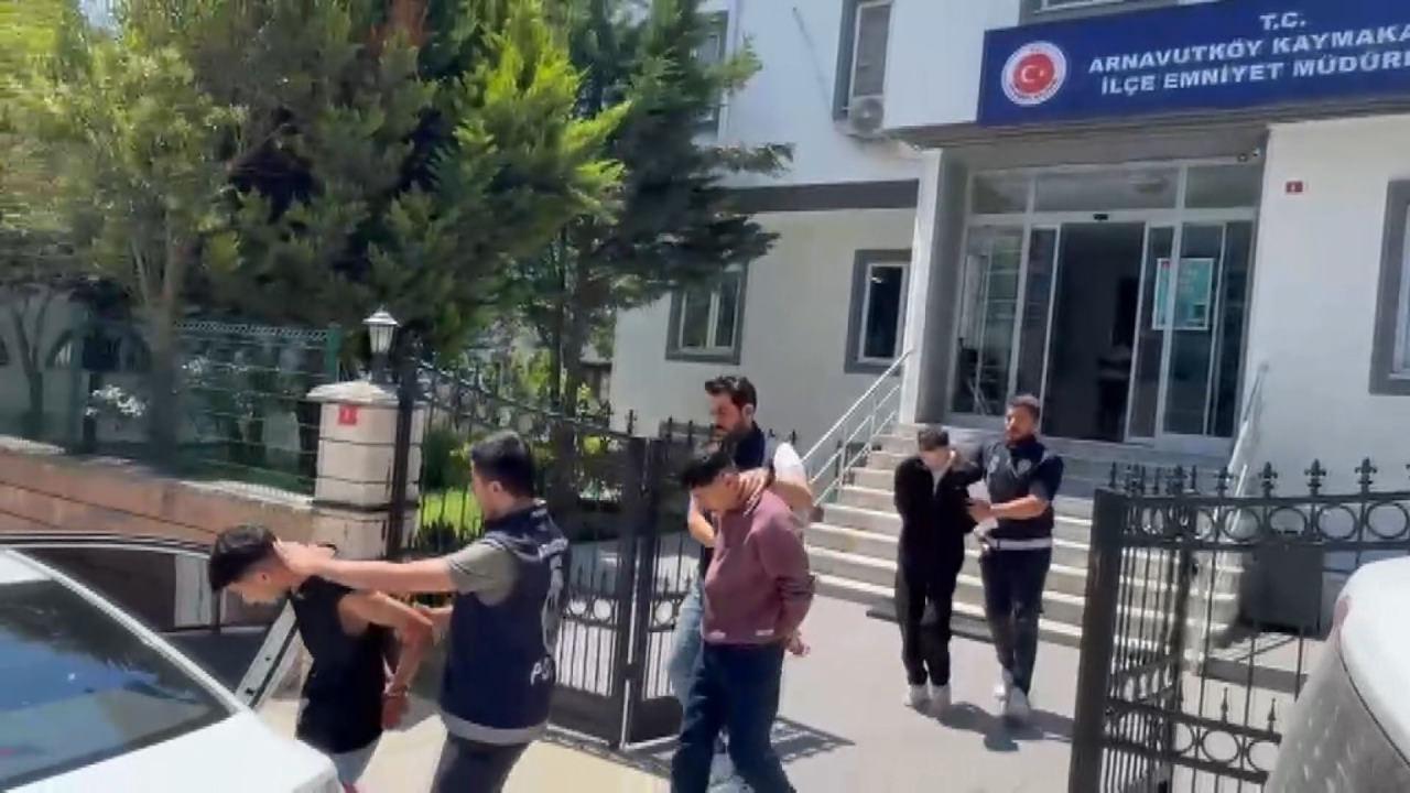 Üç şüpheliden biri tutuklandı.