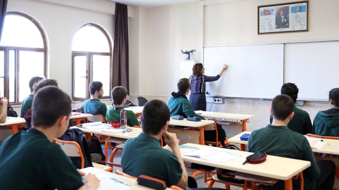 Milli Eğitim Bakanlığı logosu ve eğitimle ilgili görseller.