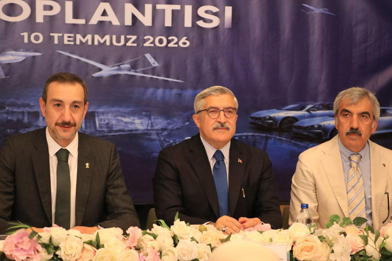 AK Parti Genel Başkan Yardımcısı Hüseyin Yayman konuşma yaparken