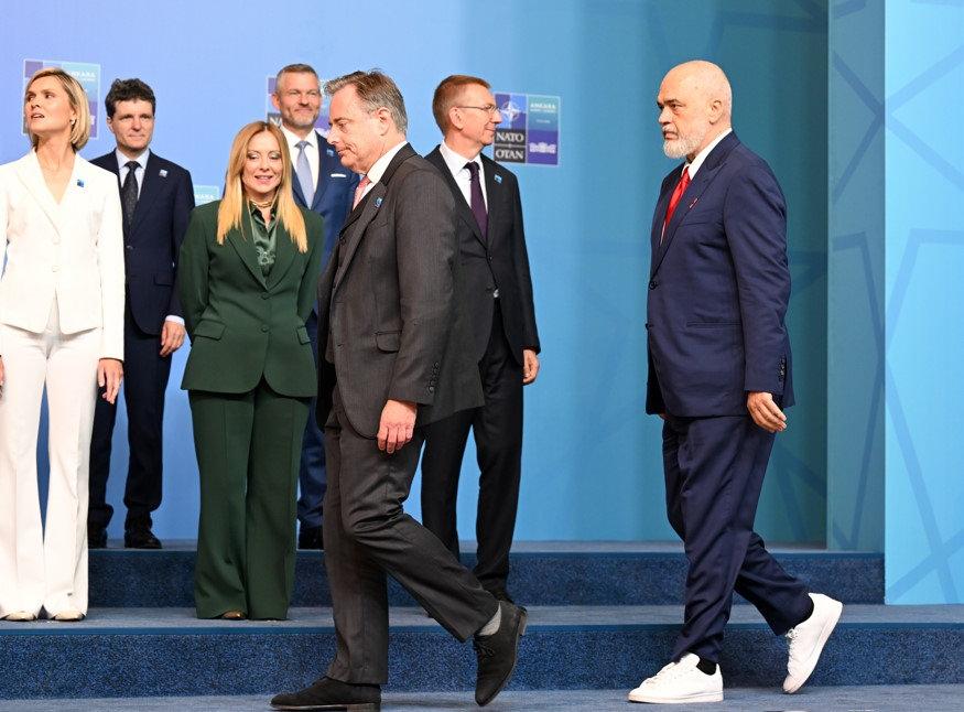 Arnavutluk Başbakanı Edi Rama'nın NATO zirvesinde giydiği beyaz spor ayakkabıları ve Mark Rutte ile Donald Trump'ın bu detaya ilgisi.