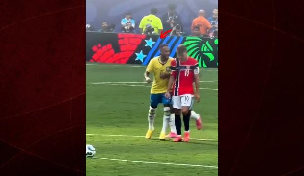 Neymar &ouml;nce omuz attı sonra &ouml;z&uuml;r diledi! 
