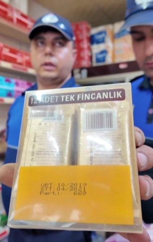 Kilis'te bir markette yapılan denetimde ele geçirilen tarihi geçmiş ürünler.