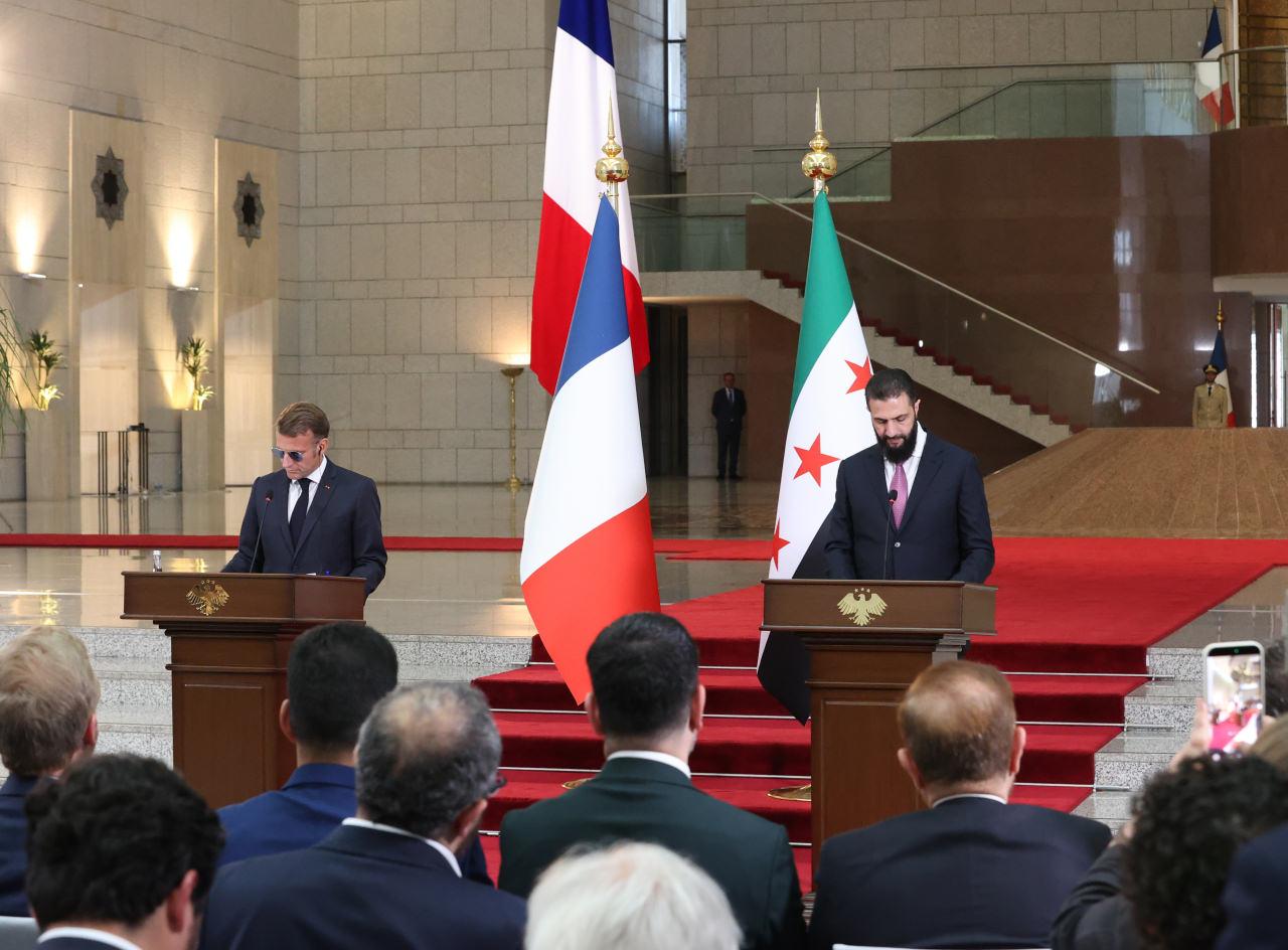 Suriye'yi ziyaret eden Fransa Cumhurbaşkanı Emmanuel Macron, Suriye Cumhurbaşkanı Ahmed Şara ile başkent Şam'daki Halk Sarayı'nda ortak basın toplantısı düzenledi.