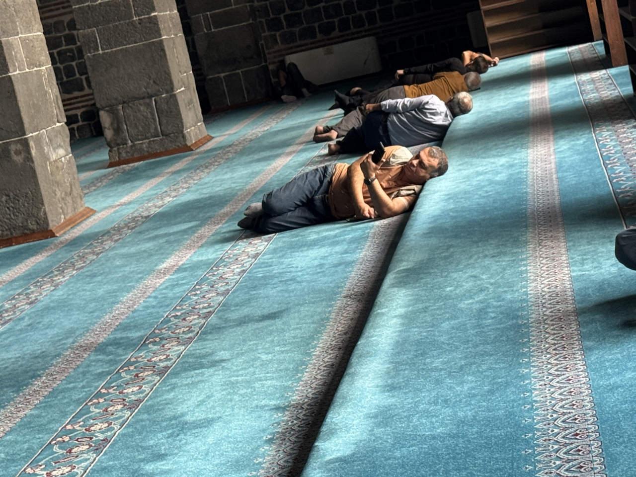 Sıcaktan bunalan vatandaşlar camiye sığındı.