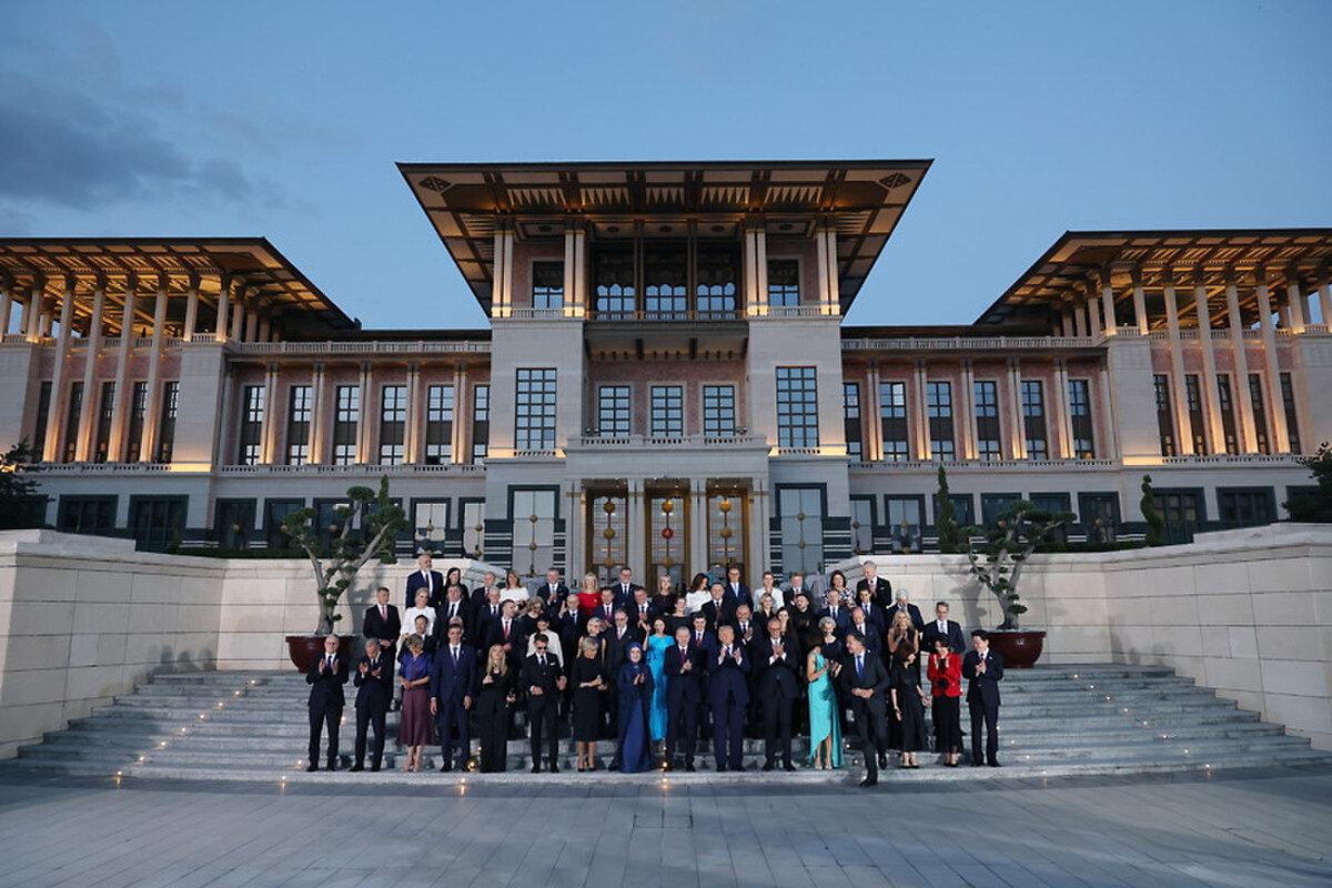 Cumhurbaşkanı Recep Tayyip Erdoğan ve eşi Emine Erdoğan, 36.⁠ NATO Devlet ve Hükûmet Başkanları Zirvesi için Ankara'da bulunan devlet ve hükûmet başkanları ile eşleri onuruna Cumhurbaşkanlığı Külliyesinde resepsiyon ve resmî akşam yemeği verdi.