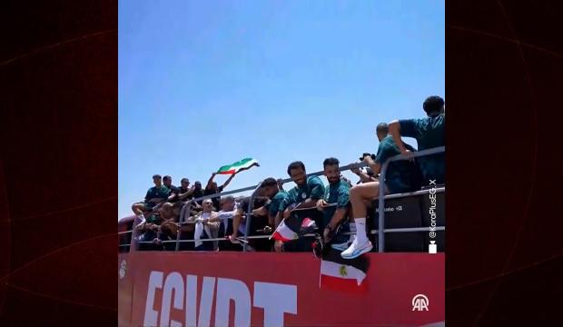 D&uuml;nya Kupası'ndan d&ouml;nen Mısır Milli Takımı kutlamalarda Filistin bayrağı a&ccedil;tı