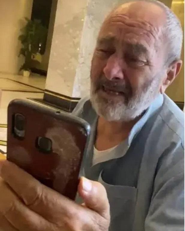 Ali Baybaş havalimanında gözyaşları içinde Türkiye'ye dönmek için hazırlanıyor.