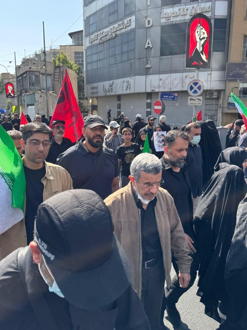 Eski İran Cumhurbaşkanı Mahmud Ahmedinejad, ABD ve İsrail'in 28 Şubat'taki saldırılarıyla başlayan savaşın ardından ilk kez, Ali Hamaney için Tahran'da düzenlenen cenaze töreninde görüntülendi.