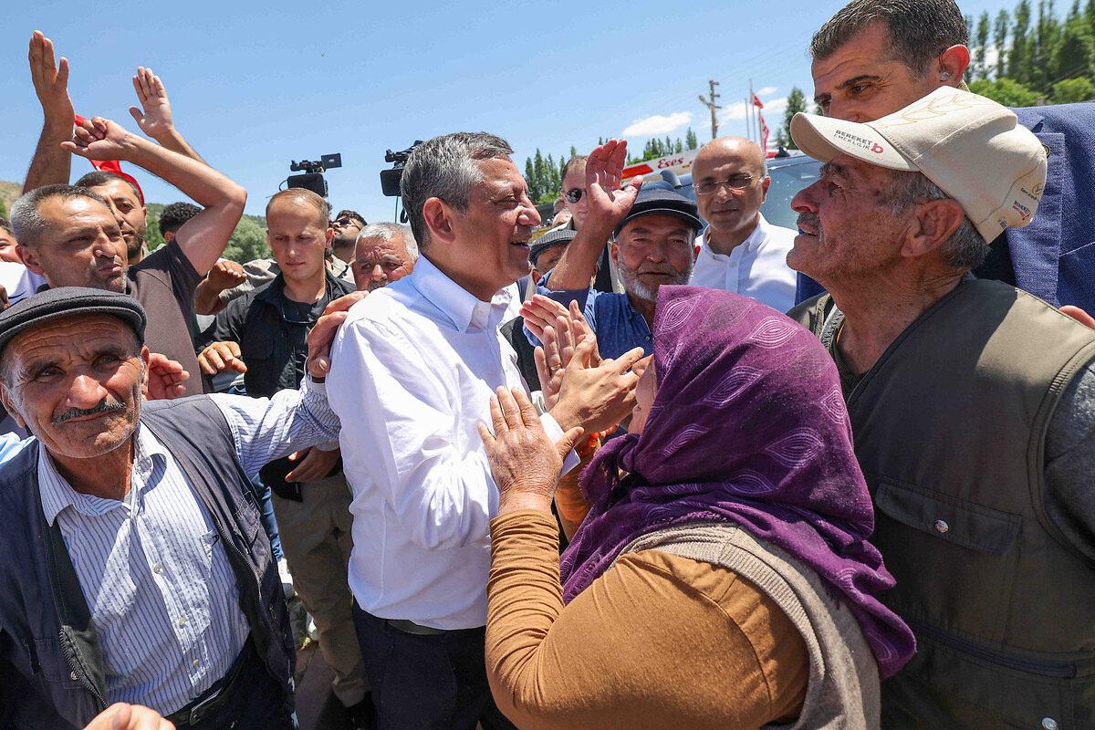 Cumhuriyet Halk Partisi Grup Başkanı Özgür Özel, Niğde’nin Çiftlik İlçesinde gözleme yapan kadınlarla bir araya gelerek ikramlarını kabul etti. Daha sonra toplanan vatandaşlara hitap eden CHP lideri Özel, Çiftlik Belediyesi Halk Ekmek Fırını açılışını da yaptı..