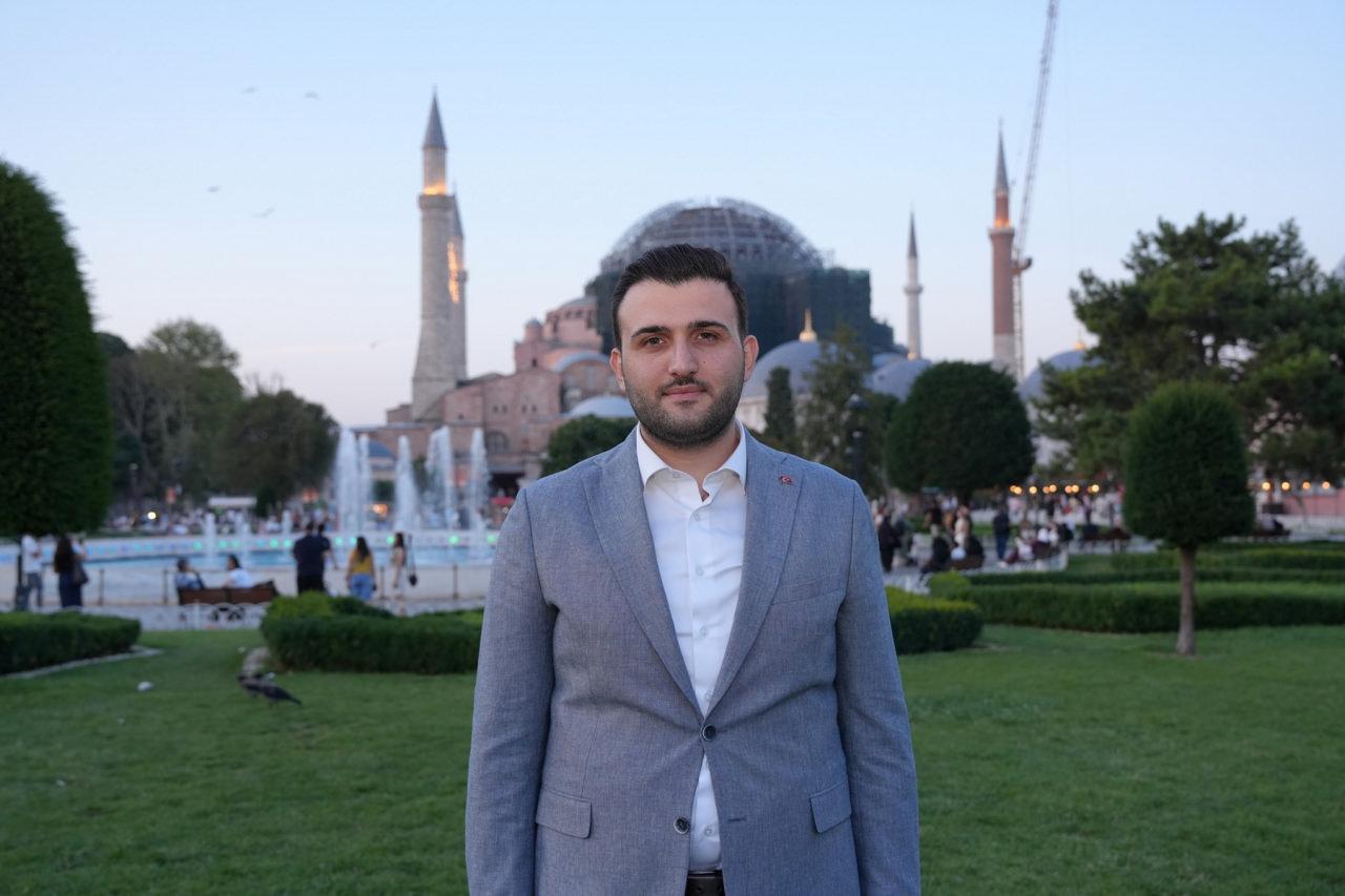 AK Parti İstanbul Gençlik Kolları Başkanı Nevzat Yüce açıklama yaparken