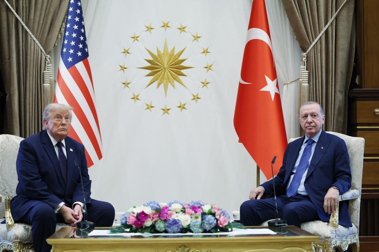 Cumhurbaşkanı Erdoğan ve ABD Başkanı Trump'ın NATO Zirvesi'ndeki görüşmesinden bir kare.